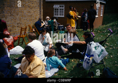 San Giuseppe Chiesa barbeque dopo la Messa domenicale Roehampton Foto Stock