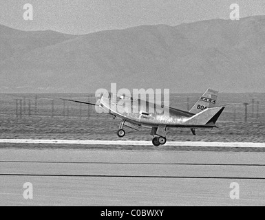 HL-10 sollevamento di aeromobili del corpo fa un atterraggio riuscito su Rogers Dry Lake al Dryden Flight Research Center Foto Stock