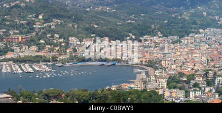 Vista aerea di Rapallo con il caratteristico castello e il lungomare. Rapallo è una piccola città in Liguria vicino a Genova, Italia Foto Stock