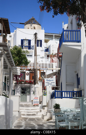 Tipico backstreet Mykonos (Chora), Mykonos, Cicladi Grecia, windmill in background Foto Stock