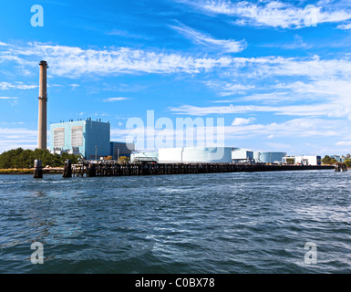 La stazione di alimentazione situato sulla fascia costiera sull'oceano Foto Stock