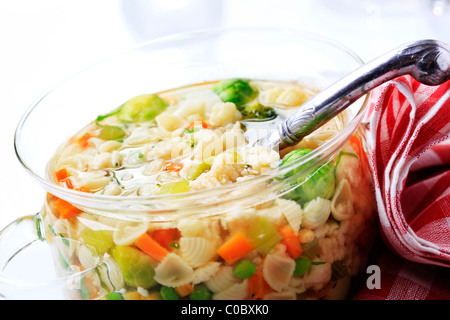 Brodo di pollo con verdure e pasta Foto Stock