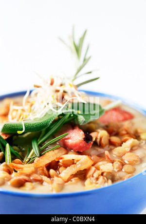 Ciotola di zuppa di lenticchie con salsiccia - dettaglio Foto Stock