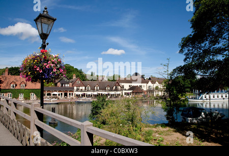 Thames at Streatley da Goring e Streatley Bridge guardando verso il Swan Hotel Foto Stock