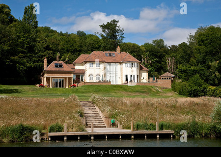 Moderna lato Thames mansion, vicino a Goring e Streatley Foto Stock