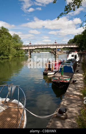 Barche ormeggiate sul Fiume Tamigi vicino a Goring e Streatley bridge Foto Stock