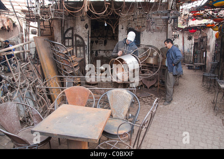 Metallo officina artigianale sul retro della Medina di Marrakech, Marocco Ian McEwen Foto Stock