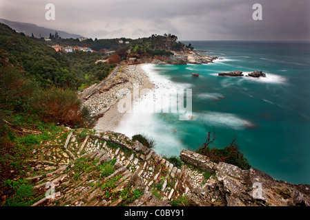 Damouhari spiaggia e il villaggio, d'inverno. Pelion mountain, prefettura di Magnissias, Tessaglia, Grecia. Una lunga esposizione shot. Foto Stock