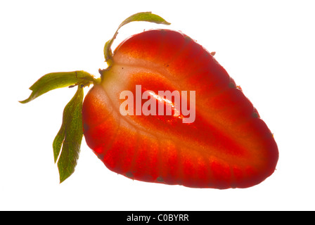 Una di fragole a fette isolato su uno sfondo bianco. Foto Stock