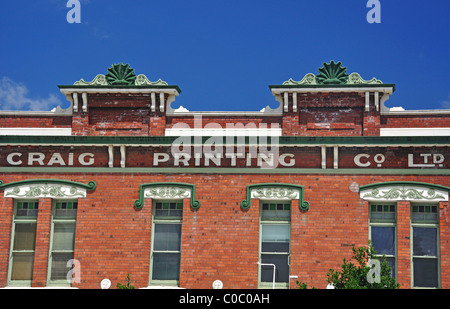 Facciata decorativa di Craig edificio Stampa, Tay Street, Invercargill, Southland, Isola del Sud, Nuova Zelanda Foto Stock