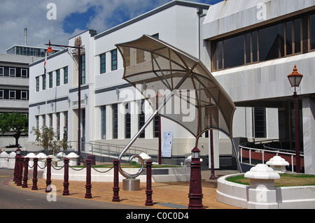 Art Deco Invercargill Law Courts Building and Umbrella Sculpture, Don Street, Invercargill, Southland, South Island, nuova Zelanda Foto Stock