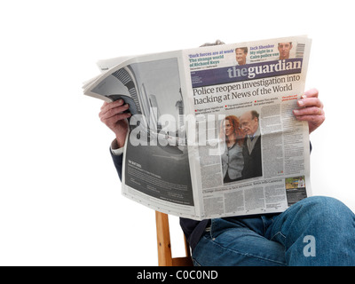 L'uomo leggendo il quotidiano The Guardian Foto Stock