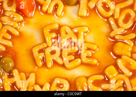 Alfabeto pasta sagomata formando le parole di grassi liberi in salsa di pomodoro Foto Stock