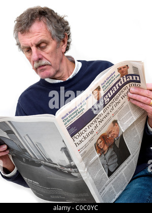 L'uomo leggendo il quotidiano The Guardian Foto Stock