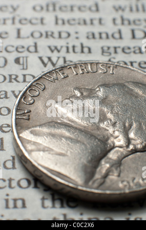 American cinque cent (nichel) con la scritta 'In God We Trust' Foto Stock