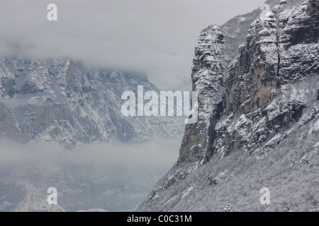 Montagne nascosti nelle nuvole, Trentino, Italia Foto Stock