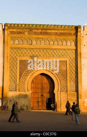 La bellissima Bab Mansour nelle vecchie mura della città di Meknes. Foto Stock