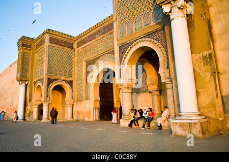 La bellissima Bab Mansour nelle vecchie mura della città di Meknes. Foto Stock