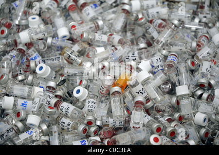 Cumulo di rifiuti fiale campione nella centrale di laboratorio forense della polizia polacca a Varsavia Foto Stock