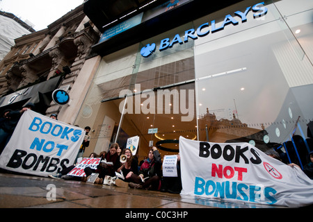 Regno Unito intonso organizzare una manifestazione di protesta contro la Barclays Bank di Londra, la chiusura di diversi rami, perché pagare così poco fiscale del Regno Unito. Foto Stock