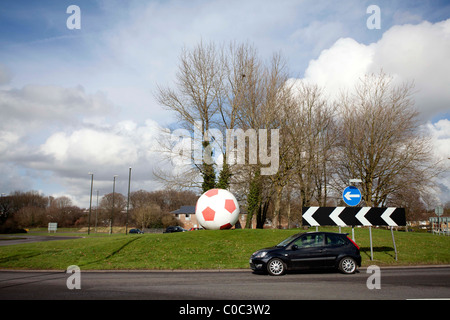 Un gigante di calcio su una rotatoria in Crawley, West Sussex foto da James Boardman. Foto Stock