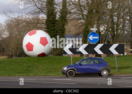 Un gigante di calcio su una rotatoria in Crawley, West Sussex foto da James Boardman. Foto Stock