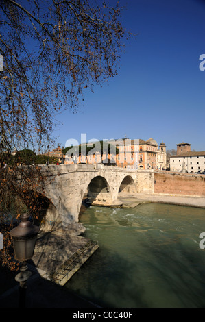 Italia, Roma, fiume Tevere, Isola Tiberina, Ponte Cestio Foto Stock