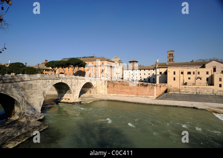 Italia, Roma, fiume Tevere, Isola Tiberina, Ponte Cestio Foto Stock