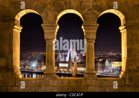 Il Parlamento di Budapest di notte come visto dal Bastione del Pescatore Foto Stock