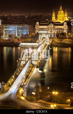 Il Ponte della Catena di notte a Budapest Foto Stock