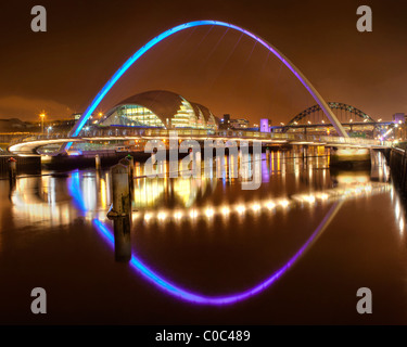 Millennium Bridge di notte in/Newcastle Gateshead attraverso il Fiume Tyne Foto Stock