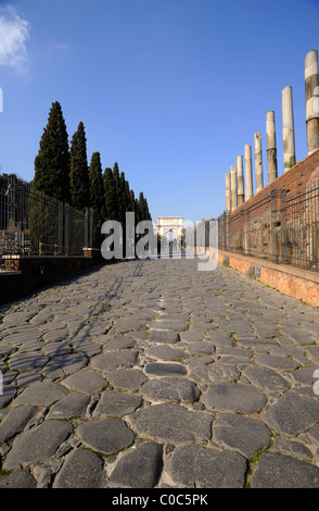 Italia, Roma, foro Romano, via Sacra, antica strada acciottolata romana Foto Stock