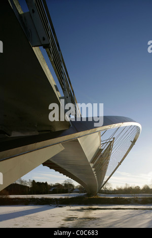 Il Millennium Bridge oltre il fiume congelato Ouse in York, North Yorkshire, Inghilterra. Foto Stock