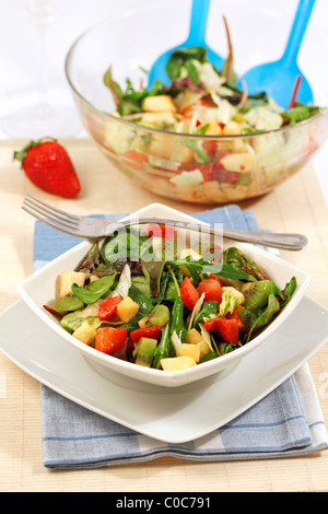 Insalata verde con frutti. Ricetta disponibile. Foto Stock