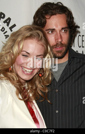 Yvonne Strahovski e Zachary Levi Il cast e la troupe di Chuck xxv annuale S William Paley TV Festival - Arrivi Arclight Foto Stock