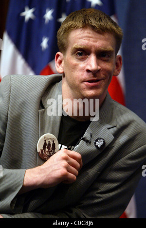 Tommaso giovane Phil Donahue ed Ellen Spiro schermo il loro documentario "Corpo di guerra' presso il National Press Club. Washington DC, Stati Uniti d'America Foto Stock