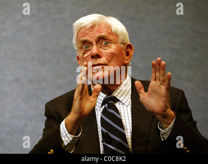 Phil Donahue Phil Donahue ed Ellen Spiro schermo il loro documentario "Corpo di guerra' presso il National Press Club. Washington DC, Foto Stock