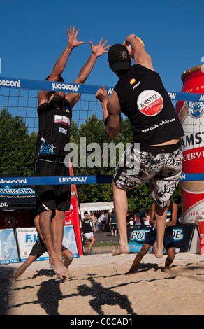 Beach volley player spiking Foto Stock