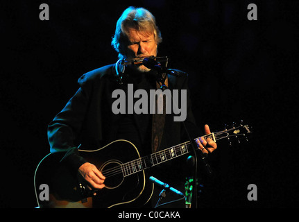 Country Music cantautore e attore di Hollywood Kris Kristofferson esecuzione presso il teatro Olimpia Dublin, Irlanda - Foto Stock