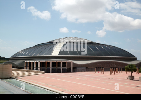 Vista del Palau Sant Jordi, una sportiva indoor arena e multi-purpose installazione collocata in Barcellona, Spagna. Foto Stock