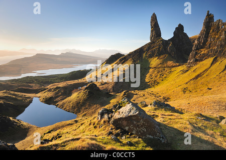 Il vecchio uomo di Storr su una tranquilla e soleggiata chiaro cielo blu giorno sull'Isola di Skye Ebridi, Scozia Foto Stock