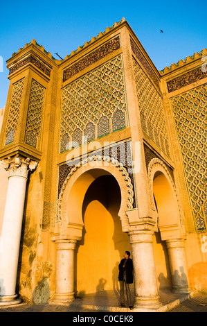 La bellissima Bab Mansour nelle vecchie mura della città di Meknes. Foto Stock