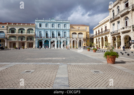 Cuba, La Habana. Plaza Vieja, originariamente stabiliti nel 1559. Foto Stock