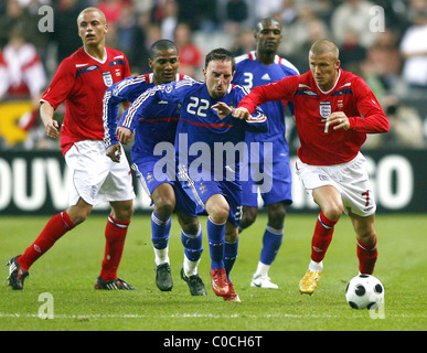Da sinistra a destra: l'Inghilterra del difensore Wes Brown, in Francia la centrocampista Florent Malouda, difensore Eric ABIDAL, avanti Franck Ribery Foto Stock