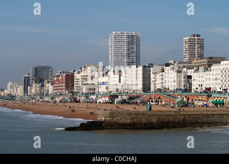 Il lungomare e la spiaggia vista dal Palace Pier. Brighton. East Sussex. Inghilterra Foto Stock