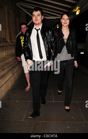 Matt Willis ed Emma Griffiths, Noel Fielding performance alla Royal Albert Hall per il Teenage Cancer Trust - Partenze Foto Stock