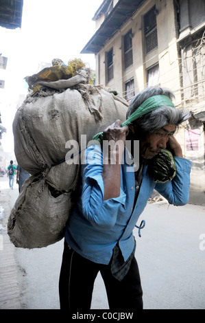 Sherpa portano carichi pesanti ,i popoli vive ( i nepalesi ) , la vita a Kathmandu , kathmandu vita di strada , il Nepal Foto Stock