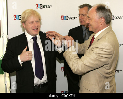 Boris Johnson, Brian Paddick e Ken Livingstone partecipare a un dibattito in diretta su LBC 97,3 stazione radio, e Ken cerca di aiutare scruffy Foto Stock