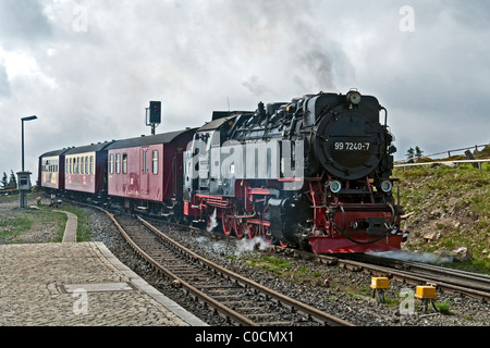 Harzer Schmalspurbahnen treno a vapore che arrivano alla stazione di Brocken delle montagne Harz in Germania Foto Stock