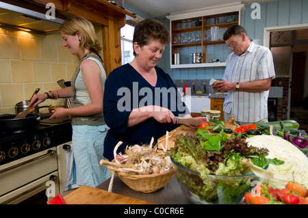 La famiglia la preparazione di pasto in cucina di paese Foto Stock